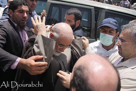Mahdi Karroubi, after an attack that resulted in his turban falling off, at the Jul 17th Friday Prayers